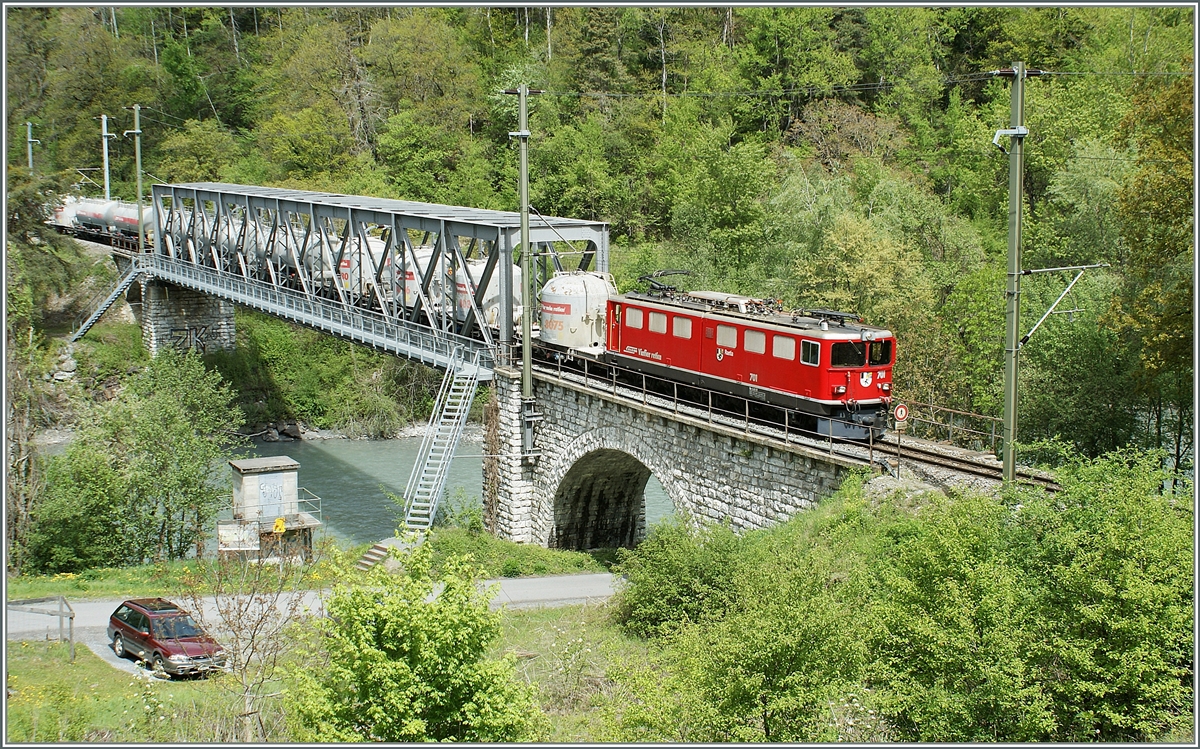 Die Ge 6/6 II 701 erreicht mit Güterzug in Kürze Reichenau Tamins.
10. Mai 2010