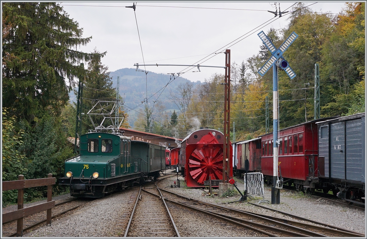Die +GF+ Ge 4/4 75 (Baujahr 1913) erreicht mit ihrem Personenzug den Museumsbahnhof vom Chaulin. 

18. Okt. 2020
