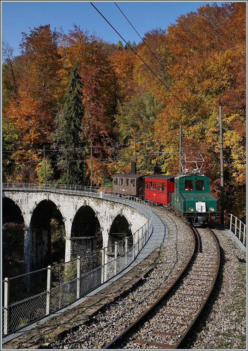 Die +GF+ Ge 4/4 75 (1913) ist bei Vers-Chez-Robert mit einem Reisezug auf dem Weg nach Chamby. 
Auch bei einer Museumsbahn kommt der Moment, da ein Lokführer den  letzten  Zug fährt. Das Personal betreibt die Bahn als Hobby, doch die gesetzlichen Betriebs-Vorschriften unterscheiden sich kaum von einer  normalen  Bahn, d.h. Weiterbildung und Prüfungen sorgen für eine hohes Nivau und der im Bahnbetreib gewohnten Sicherheit.   

24. Okt. 2021