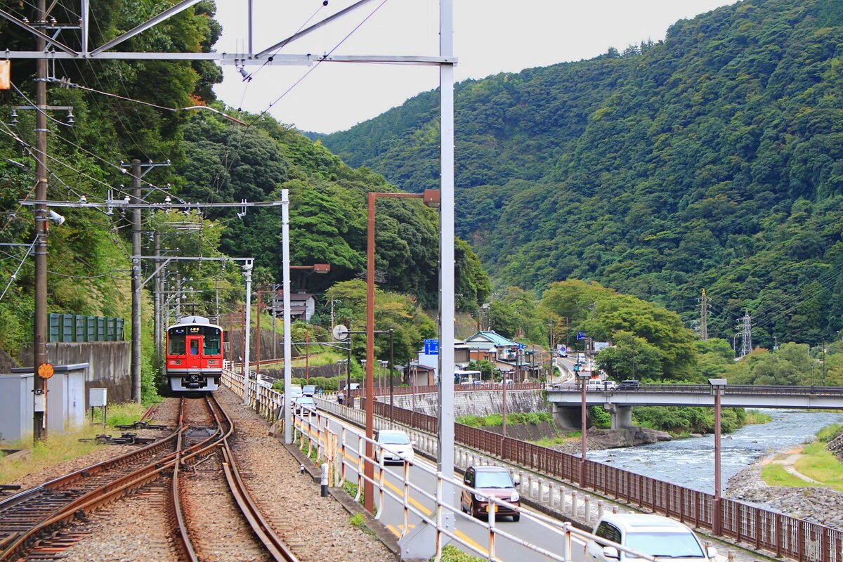 Die Hakone Tozan Bahn, Partnerbahn der RhB: Von der Talstation der Bergstrecke aus talabwärts fahren heute keine 1435 mm-Spur Züge mehr, und das einstige Dreischienengleis besteht nur noch bis zu den Depotanlagen der 1435 mm-Spur Fahrzeuge in Iriuda. Im Bild fährt eine Lokalzugskomposition auf 1067 mm Spur (Zug 1060 des Odakyû Konzerns) von Hakone Yumoto aus zur Küstenstadt Odawara. 7.Oktober 2014  