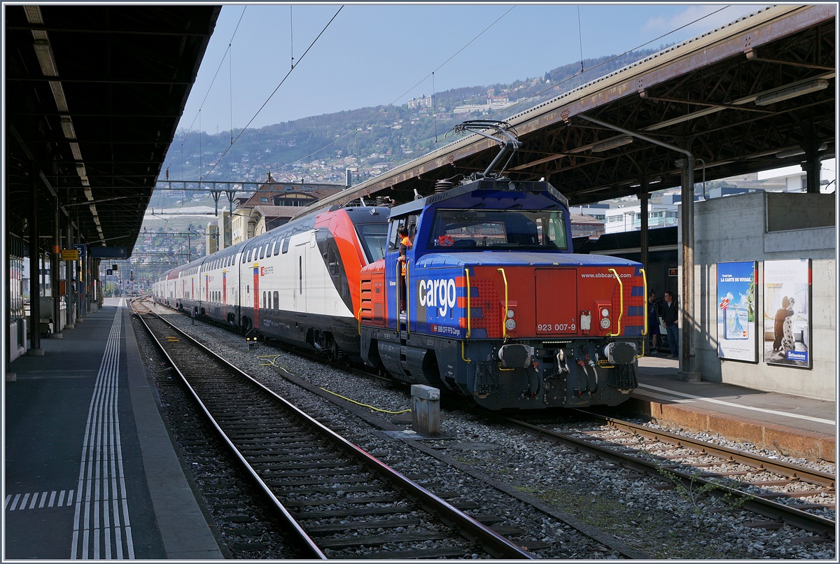 Die kleine Stadler SBB Cargo Eem 923 007-9 kümmert sich in Vevey um den grossen Bombardier RABe 502 Twindexx.
11. April 2017