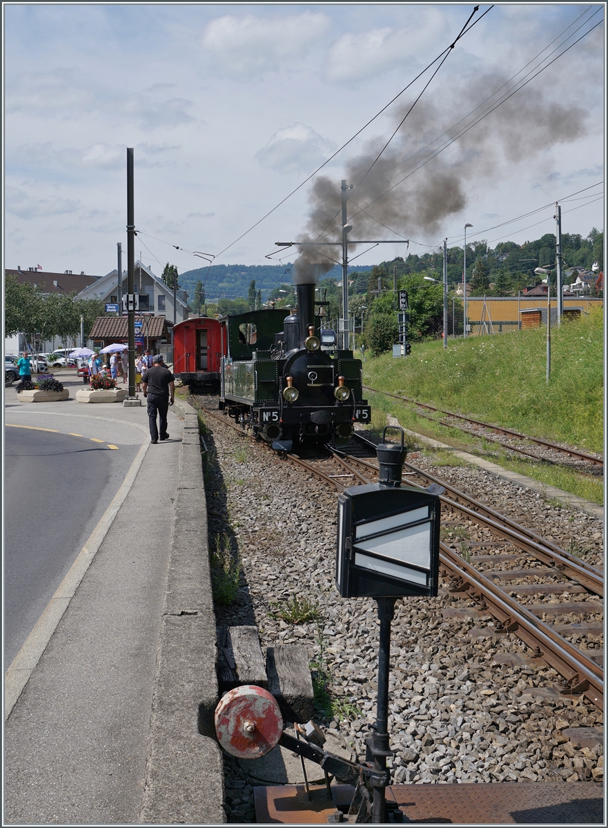 Die LEB G 3/3 N° 5 (Baujahr 1890) der Blonay-Chamby Bahn übernimmt in Blonay ihren Zug zur Rückfahrt nach Chaulin. 

4. Aug. 2024