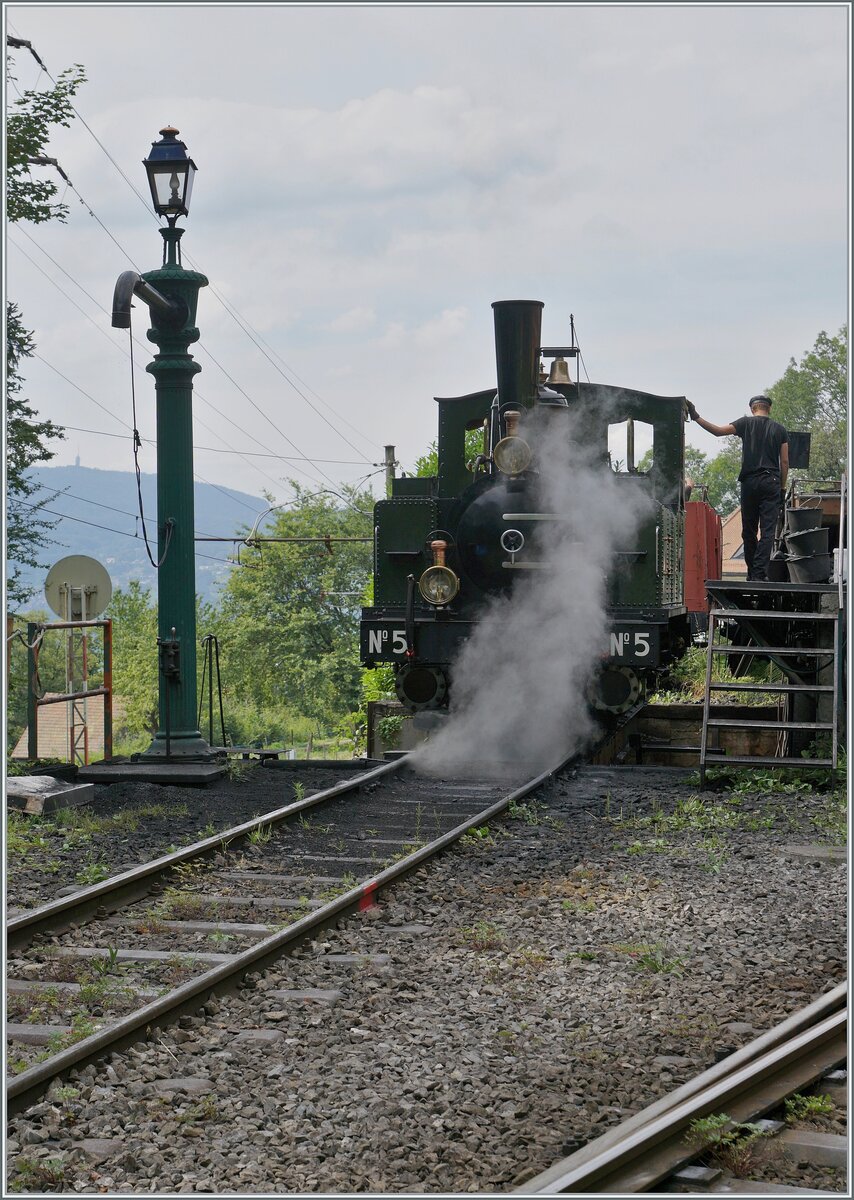 Die LEB G 3/3 N° 5 (Baujahr 1890) der Blonay Chamby Bahn wird der Lokwartung in Chaulin für ihre Fahrt nach Blonay vorbereitet.

4. Aug. 2024