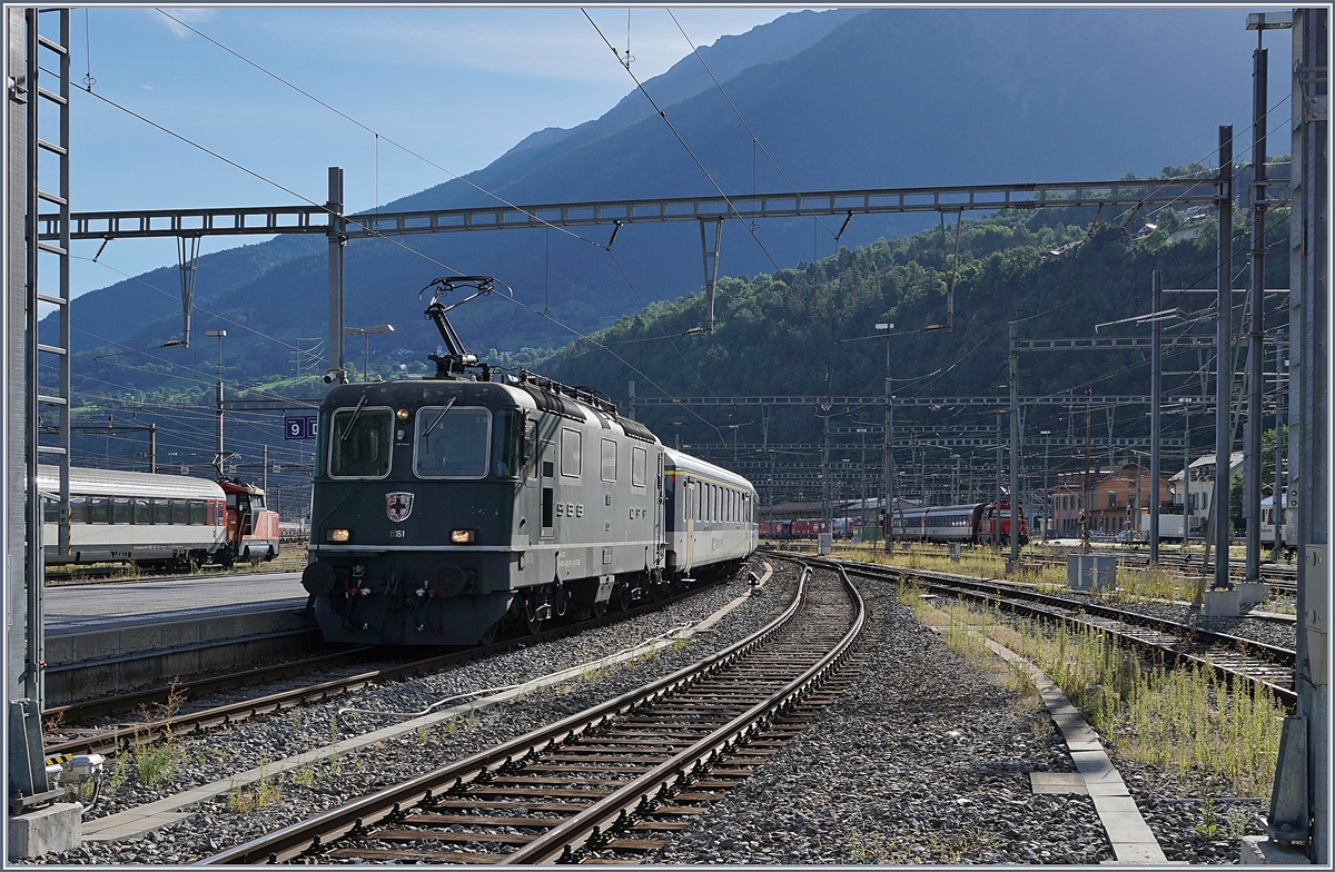 Die letzte grüne Personenverkehr Re 4/4 II mit der Nummer 11161 erreicht mit einem IR von Iselle den Bahnhof von Brig. 

19. Aug. 2020