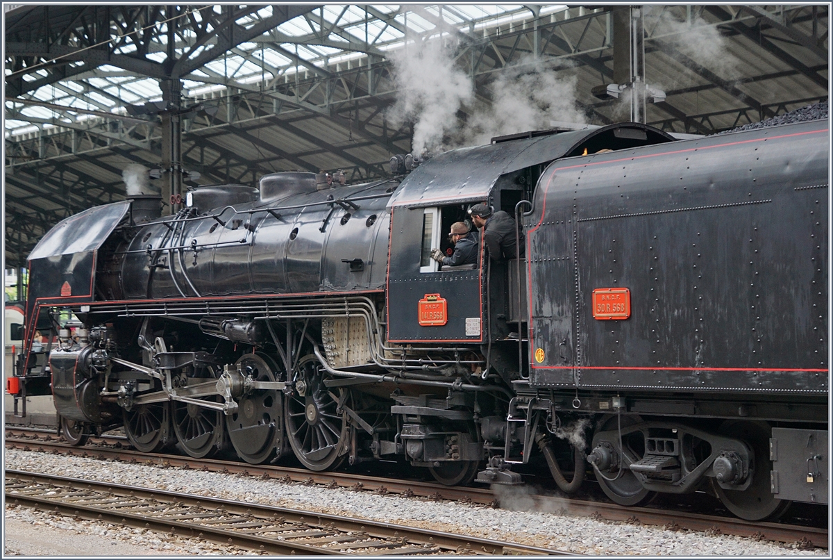 Die Meister bei ihrer doch sehr schmutzigen und Schweis treibenden Arbeit weit entfernt von jeder Romantik - und doch ist und bleibt der Dampfbetrieb äußerst faszinierend, wie das unübersehbare Interesse der zahlreichen herbeigeströmten Menschen zeigte.
In diesem Sinn ein großes MERCI an alle die vor und hinter den Kulissen mitwirken, damit auch heute noch eine solch eindrückliche Dampflokfahrt stattfindet 
Lausanne, den 24. Juni 2017