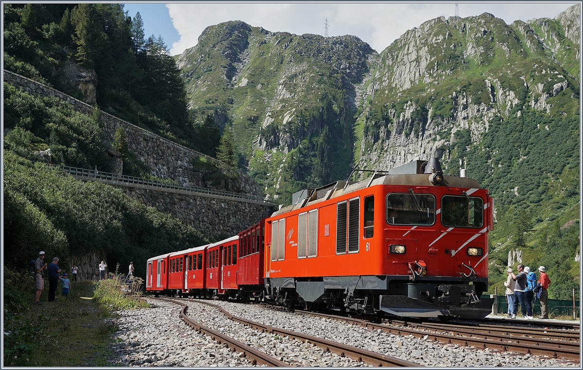 Die MGB Gm 4/4 61 rangiert in Gletsch ihren Zug auf ein Abstellgleis.

31. August 2019