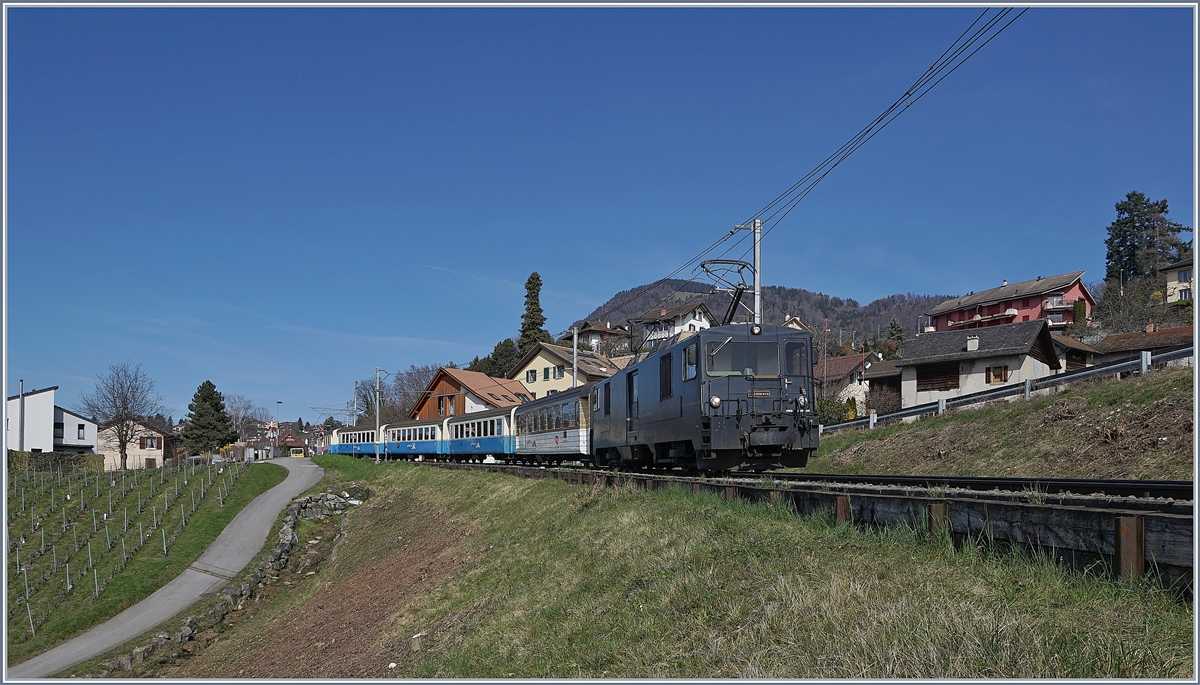 Die MOB GDe 4/4 6002 ist mit einem MOB Extrazug bei Planchamp unterwegs. 

16. März 2020