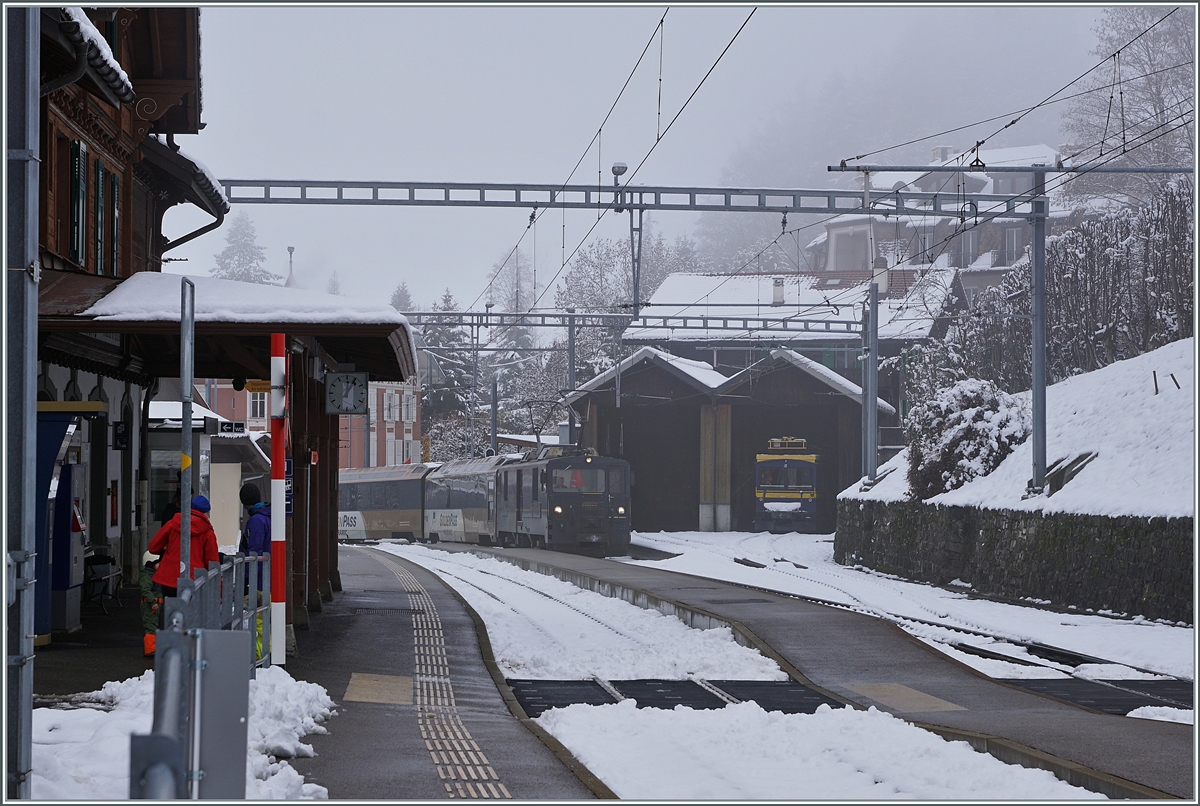 Die MOB GDe 4/4 6002 erreicht mit ihrem MOB Golden Pass Panoramic von Montreux nach Zweisimmen den Bahnhof von Les Avants.

6. Dez. 2020