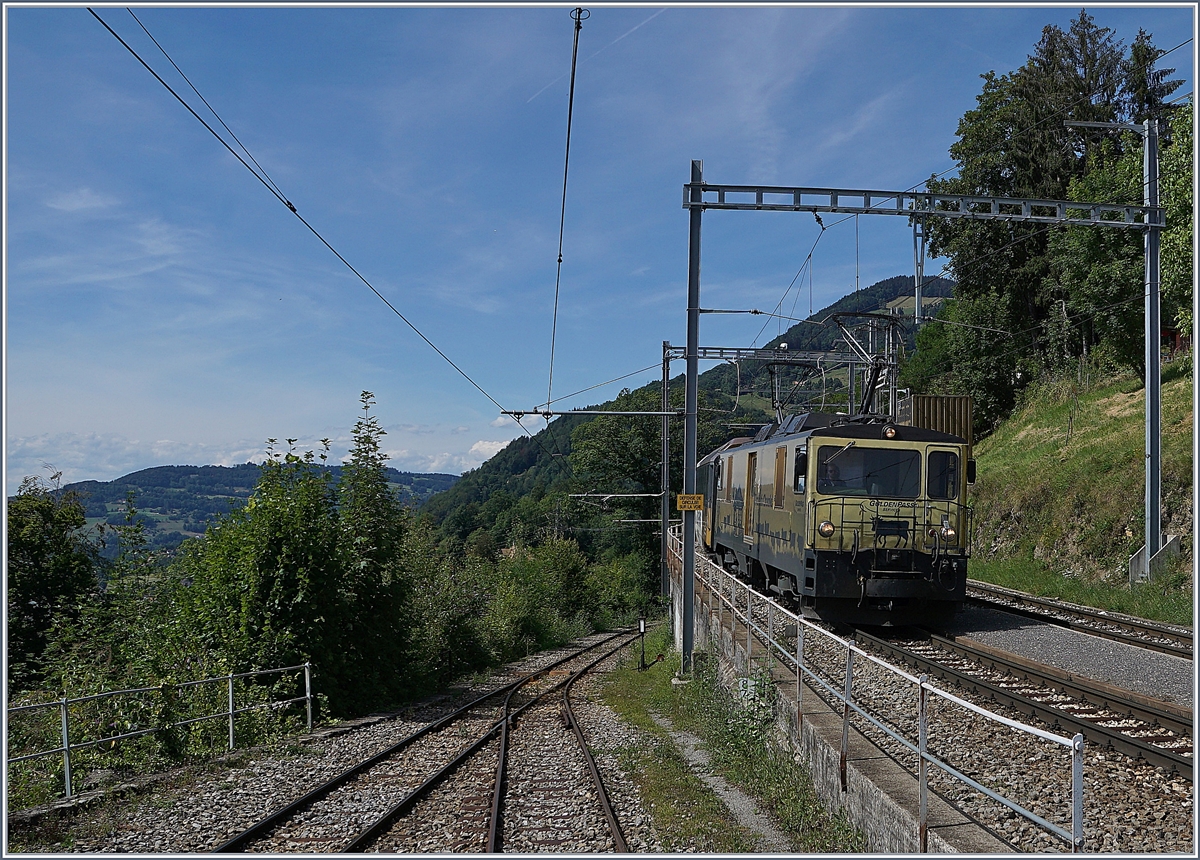 Die MOB GDe 4/4 6003 erreicht mit ihrem Golden Pass Panoramic Express Chamby.
Links im Bild die Strecken nach Blonay. 

25. Juli 2020