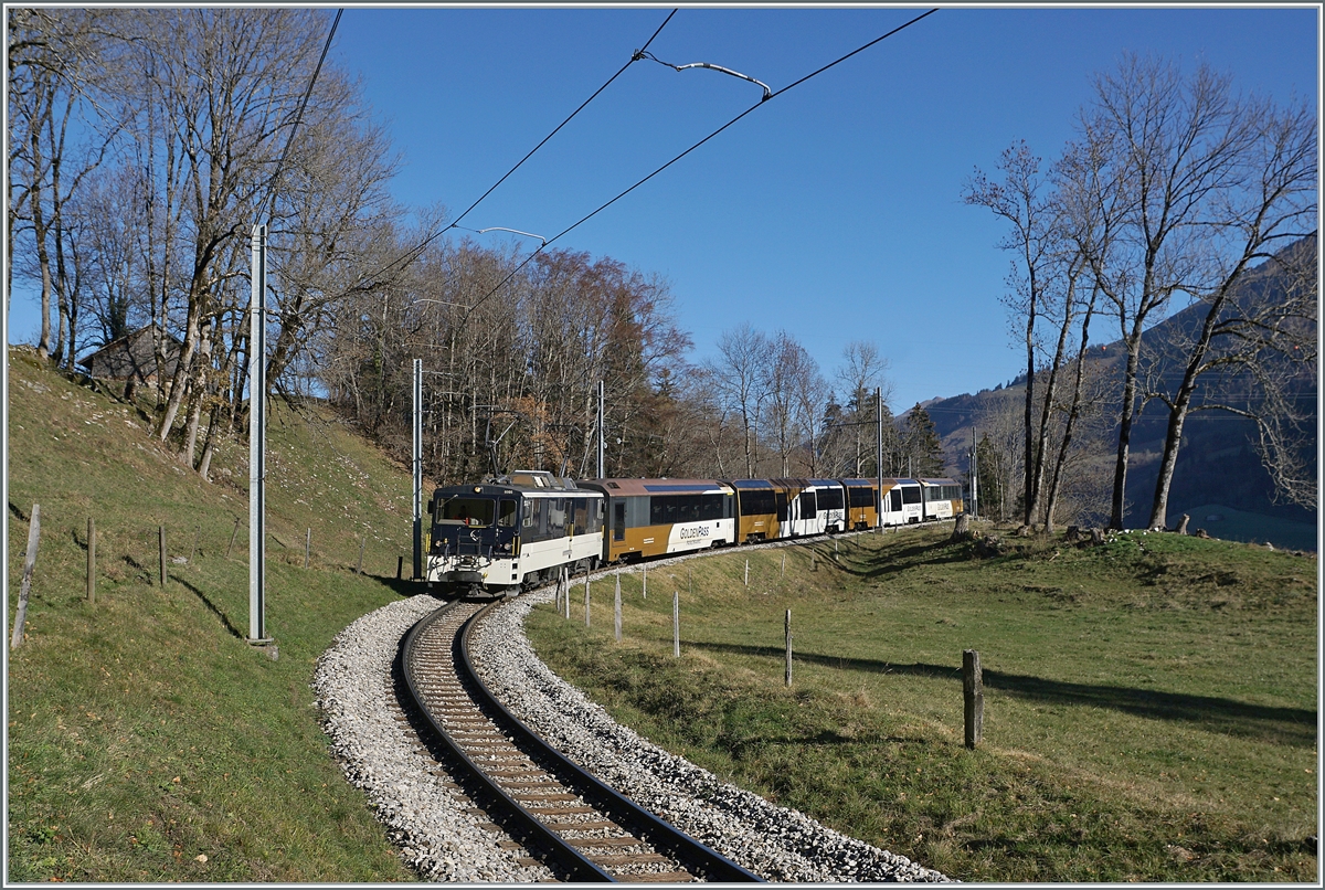 Die MOB GDe 4/4 6005 ist mit einem MOB Panoramic Express von Montreux nach Zweisimmen kurz vor Montbovon unterwegs. 

26. Nov. 2020