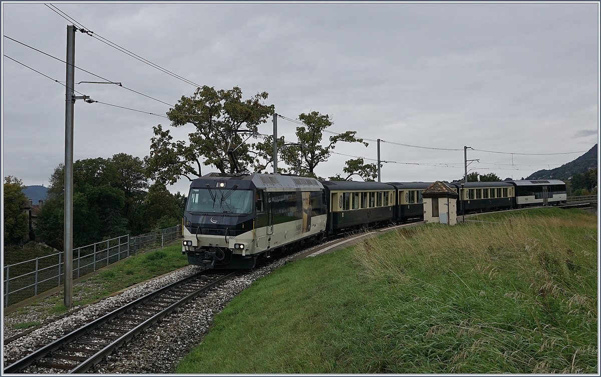 Die MOB Ge 4/4 8001 mit dem MOB Belle Epoque Zug auf der Fahrt nach Montreux bei Châtelard VD. 

4. Okt. 2019