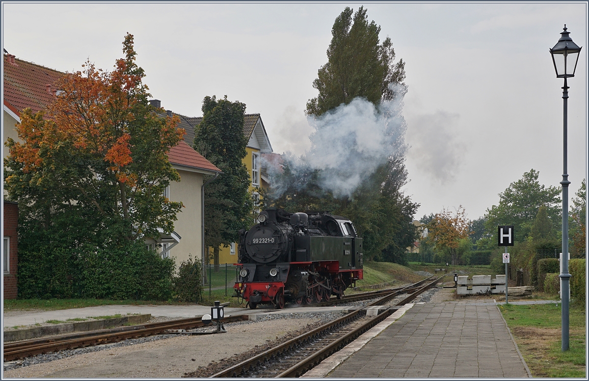 Die  Molli  99 2321-0 rangiert in Kühlungsborn West. 

28. Sept. 2017