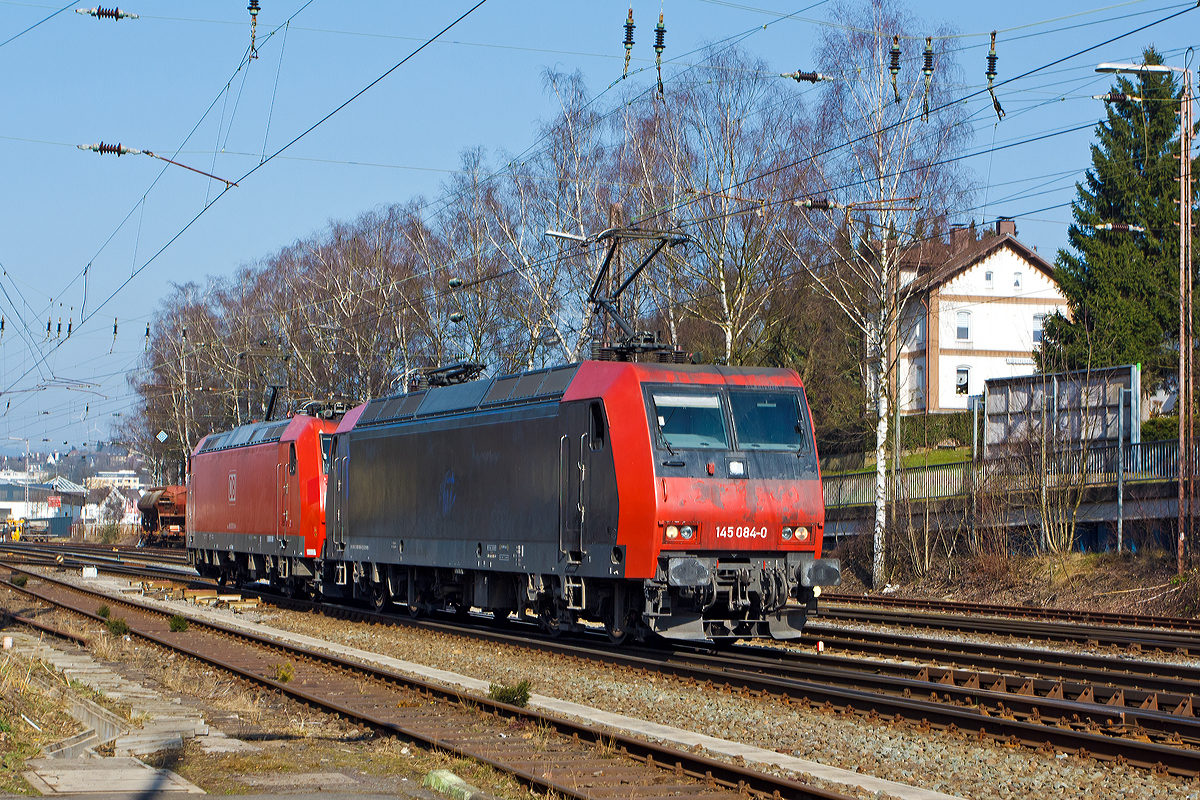 
Die MRCE Dispolok 145 084-0 (eine ehemalige Schweizerin) und die 185 070-0 der DB Schenker Rail Deutschland AG fahren am 08.03.2014 in Doppeltraktion vom Abstellbereich zum Rangierbahnhof in Kreuztal, um einen Güterzug zuübernehmen.  

Neben den Loks der BR 145 der DB wurden damals auch sechs baugleiche Loks durch die Schweizer Privatbahn MThB als Re 486 bei ADtranz bestellt. So wurde 145 084-0 bei Adtranz in Kassel (heute Bombardier) 2000 unter der Fabriknummer 33375 für die MThB - Mittelthurgaubahn AG in Weinfelden (Schweiz) gebaut und als Re 486 652-1 geliefert. Bedingt durch die Liquidierung der MThB wurde die Lok an die SBB Cargo verkauft und als 481 002-4 umgezeichnet.

Im Jahr 2005 wurde sie dann, wie weitere Re 481er, an die MRCE verkauf und vorerst als 481 004-0 geführt, im Jahr 2007 bekam die dann die NVR-Nummer 91 80 6145 084-0 D-DISPO und EBA-Nummer EBA 95T14A 084. Nun wird sie auch als 145 084-0 bezeichnet. Ab März 2007 wurde sie an die ITL  - Eisenbahngesellschaft mbH in Dresden vermietet dort wurde sie als 481 002-4 bezeichnet (und bekam bis 2011 die NVR-Nummer 91 80 6145 084-0 D-ITL).  Im Jahr 2012 war sie zeitweise auch für die NIAG unterwegs. Nun ist sie an die DB Schenker Rail Deutschland AG vermietet. 

Die TRAXX F140 AC1  (BR 185) wurde 2002 bei Bombardier in Kassel unter der Fabriknummer 33485  gebaut. Sie trägt die NVR-Nummer 91 80 6185 070-0 D-DB und die EBA-Nummer EBA 99A22A 070. 

Die Doppeltraktion ist gut möglich, da es zwar zwei Lokbaureihen sind, aber beide aus der TRAXX-Familie, die Ur TRAXX F140 und die TRAXX F140 AC1