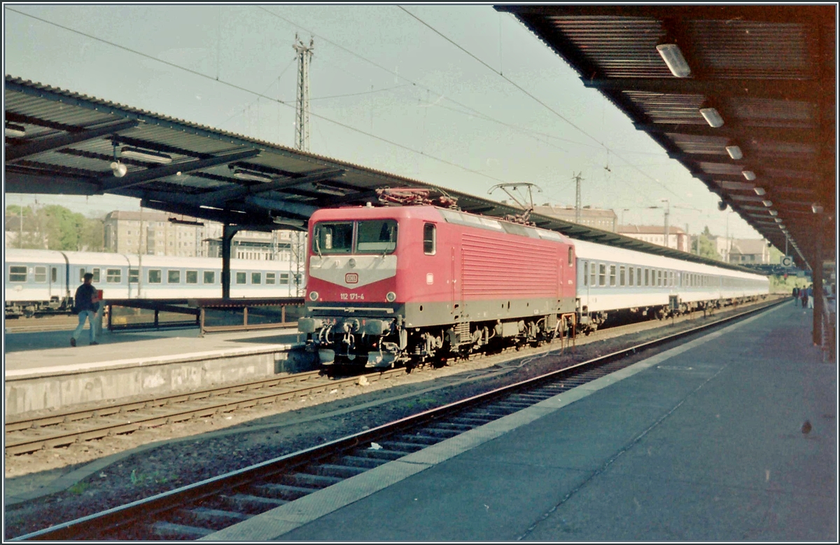 Die noch mit einem Bundesbahn  Keks  verzierte 112 171-4 mit einem IR in Berlin Lichtenberg.

3. Mai 1994