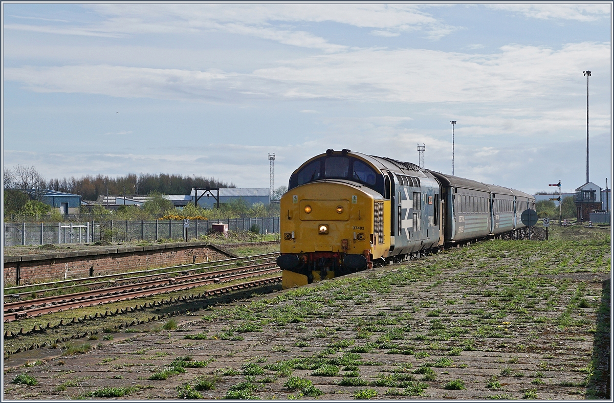 Die von Northern genutzte Diesellok 37 403  Isle of Mull  erreicht mit ihrem Zug von Barrow-in-Furness (14:37) nach Carlisle (17:28) den Bahnhof Workington.

26. April 2018