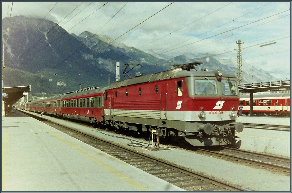 Die ÖBB 1044 205-5 mit einem IC in Innsbruck.

Analogbild vom Sept. 1993