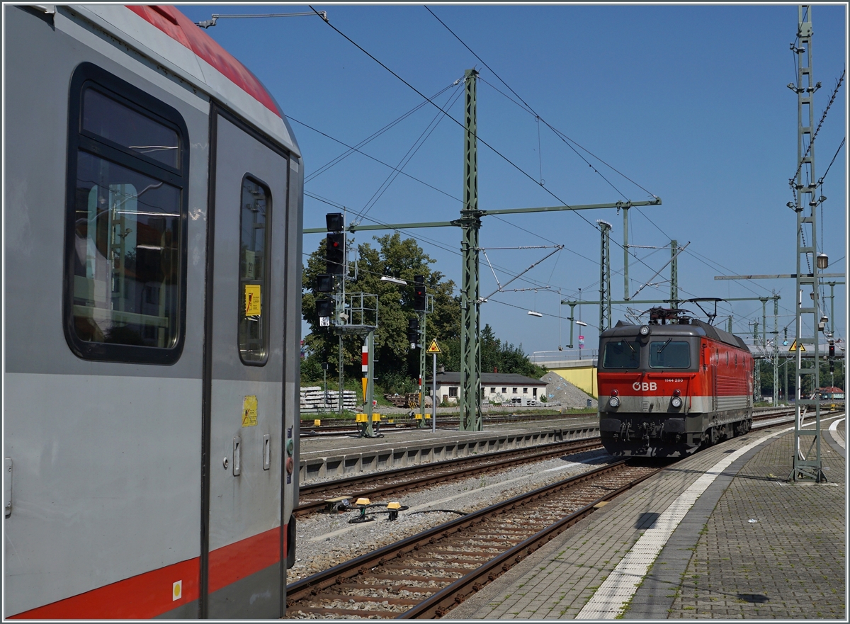 Die ÖBB 1144 280 ist mit ihrem IC 118  Bodensee  in Lindau Insel angekommen. Heute endet der Zug hier und somit setzt die Lok um undd übernimmt ihre Komposition für die Rückfahrt.

14. August 2021