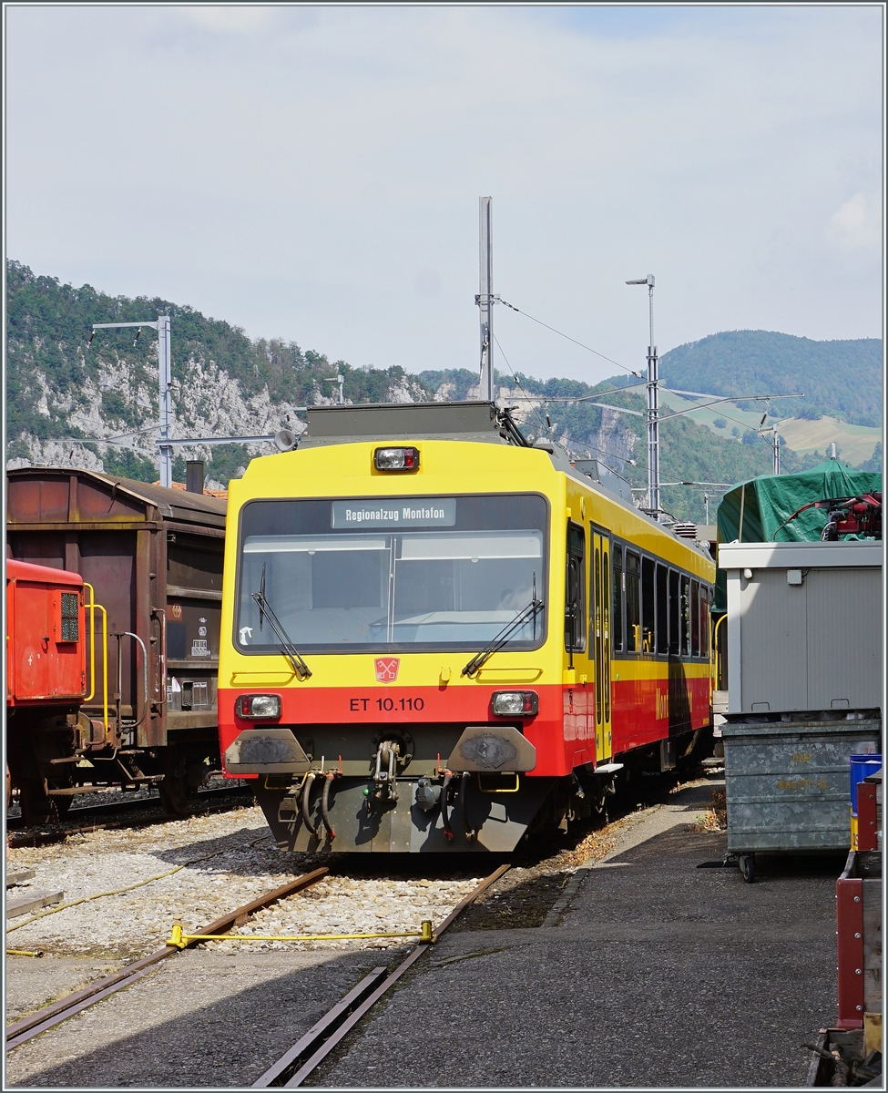 Die OeBB hat den Montafonerbahn ET 10.110 (und ET 10.109) erworben. Leider ist es nicht ganz einfach von dem zwischen verschiedenen Fahrzeugen und Gebäuden abgestellten gut zwanzig jährigen Stadler Triebwagen ein Bild zu bekommen. 

30. August 2022