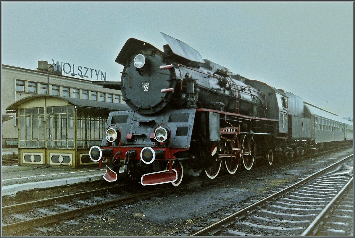 Die PKP Ol 49-32 ist mit einem Personenzug von Poznan in Wolstyn eingegroffen. 
analoges Bild vom August 1994  