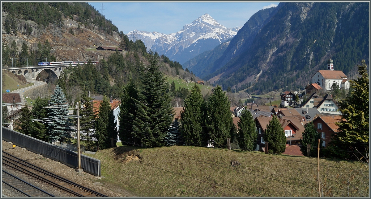 Die  RailAway  Re 460 erreicht mit einem IR Wassen (Gotthard Nordrampe).
21. März 2014