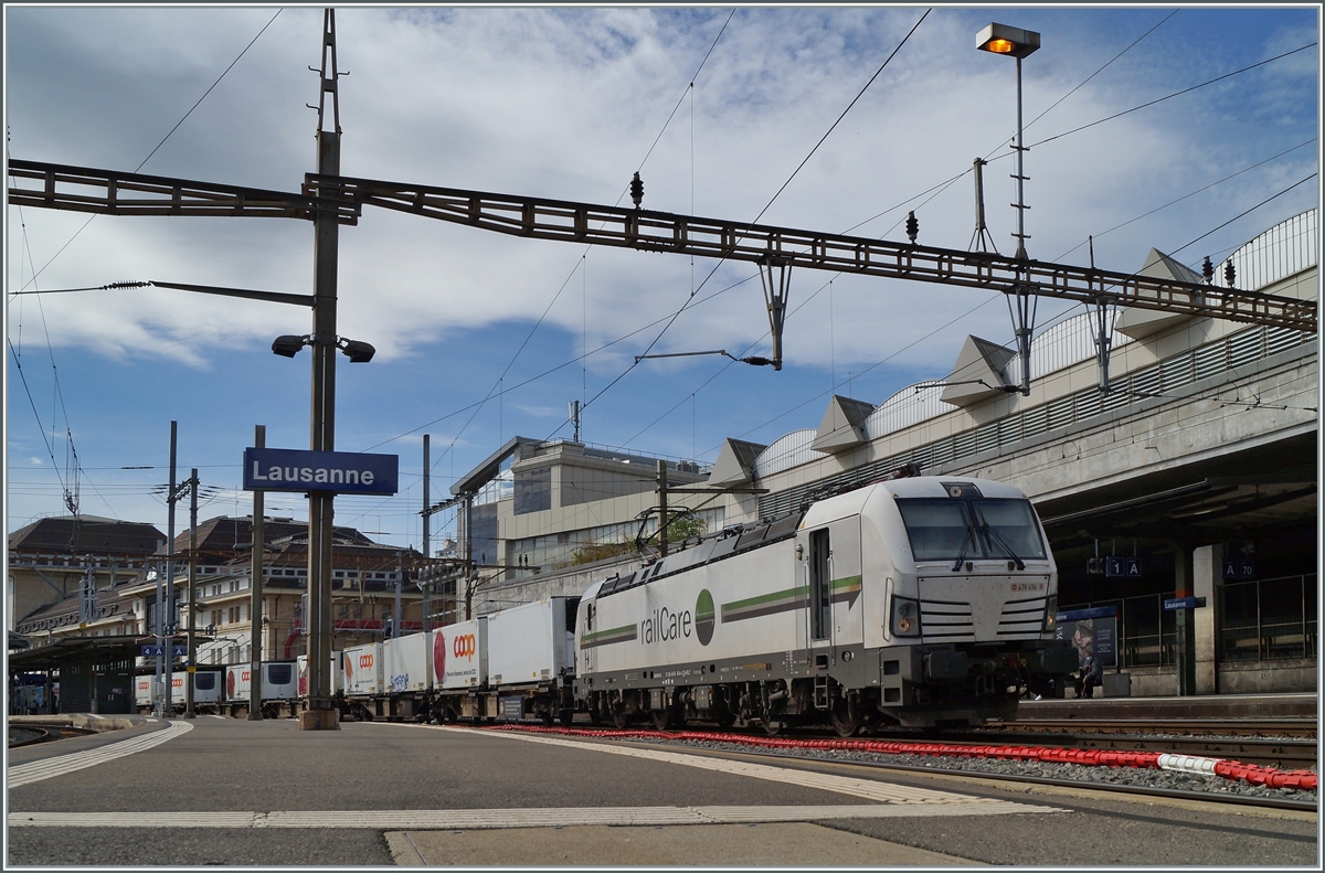Die RailCare Rem 476 454 wartet in Lausanne auf die Distanz zur Weiterfahrt.

8. Mai 2021
