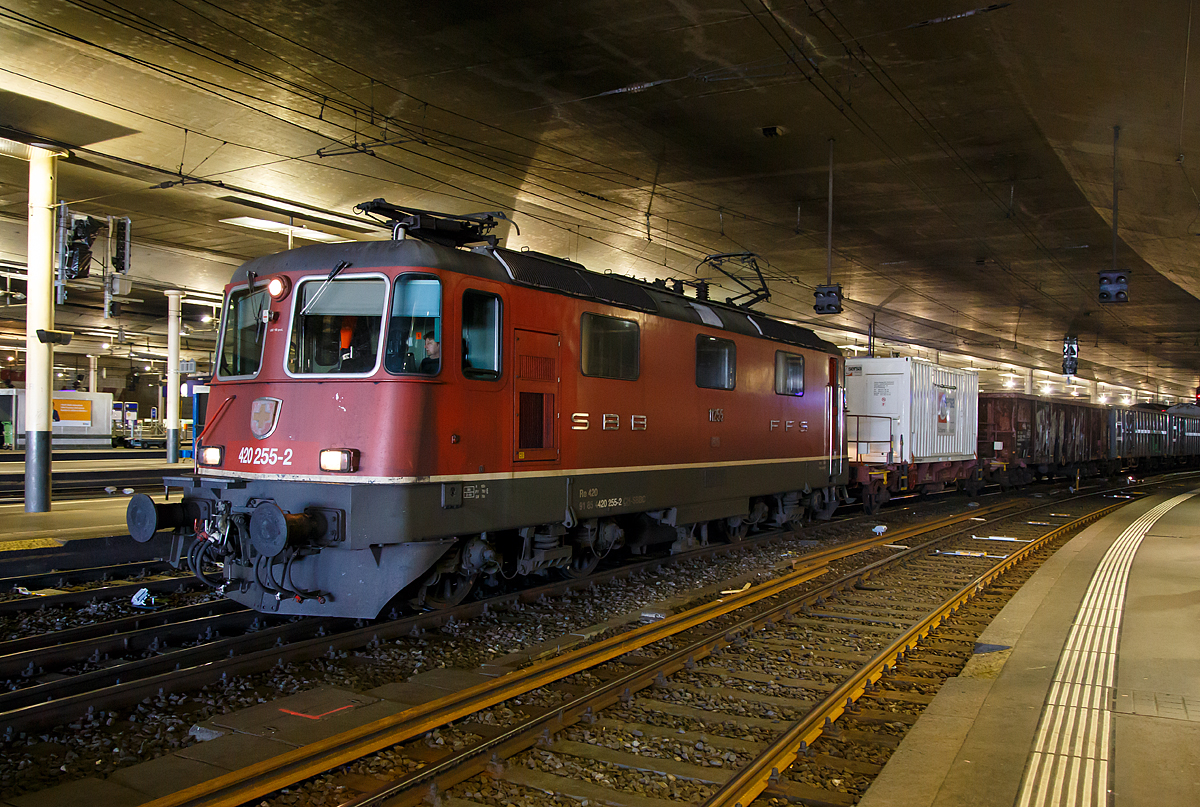
Die Re 420 255-2 (91 85 4420 255-2 CH-SBBC) bzw. Re 4/4 II 11255 der SBB Cargo mit einem Güterzug am 18.05.2018 beim Signalhalt im Bahnhof Bern.