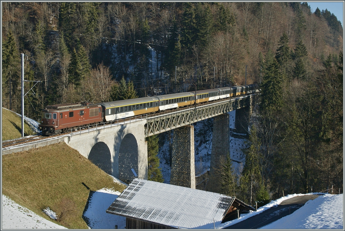 Die Re 4/4 193  Grenchen  mit einem BLS  Goldenpass  RE auf der 135 Meter lange Bunschenbachbrücke bei Weissenburg. 
5. Dez. 2013 