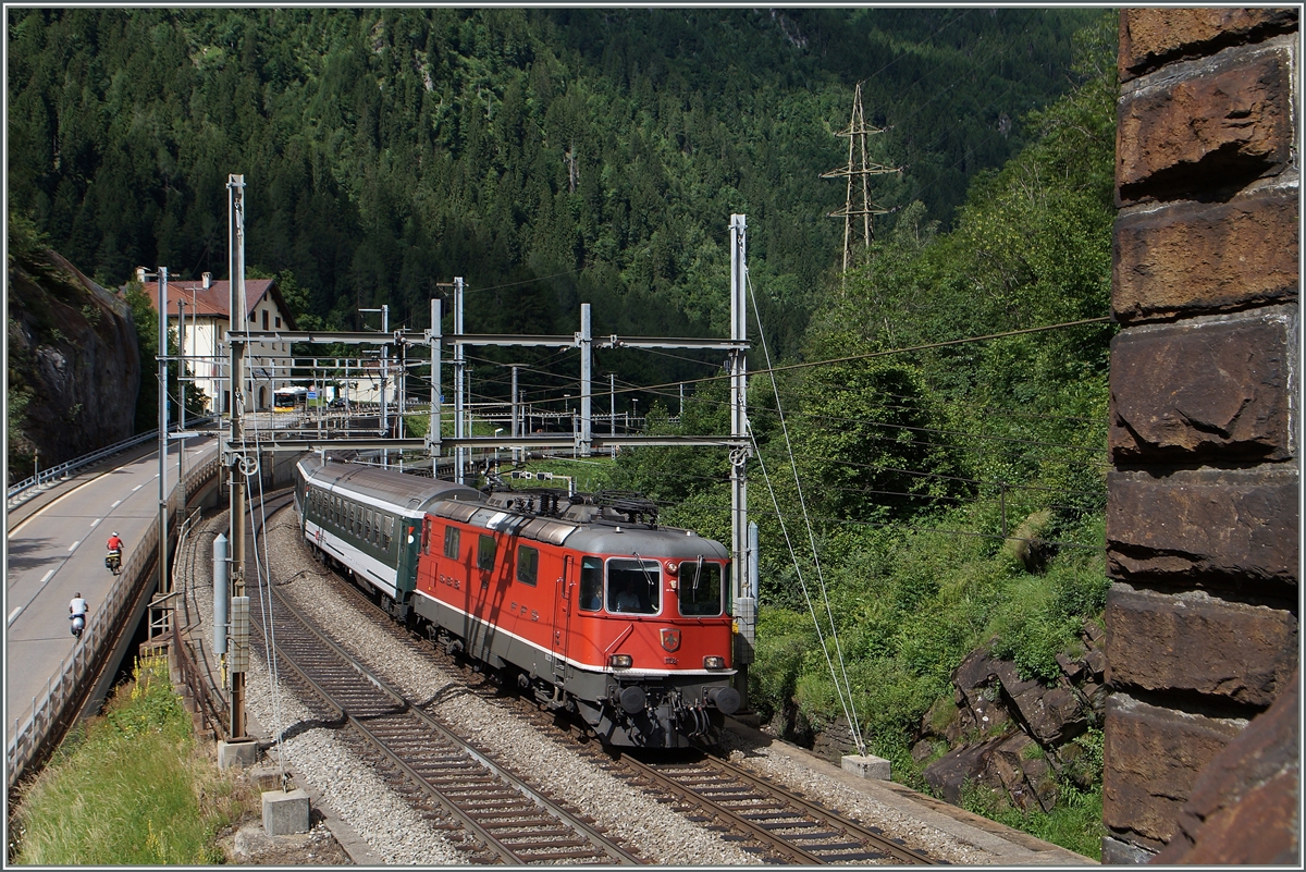 Die Re 4/4 II 11158 mit einem  Gotthard IR  nach Locarno am Eingang der Dazio Grande bei Rodi Fiesso. 
23. Juni 2015
