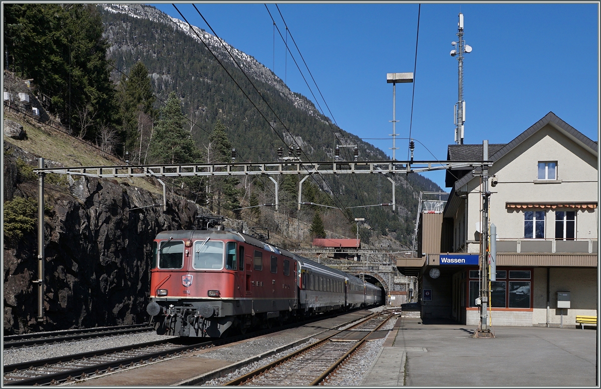 Die Re 4/4 II 11251 mit eine  Gotthard IR  bei der Durchfahrt in Wassen.
17. März 2016