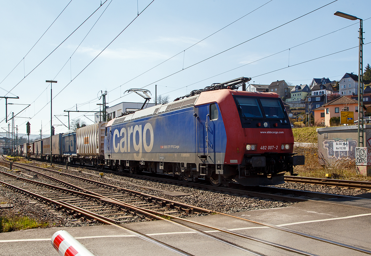 Die Re 482 007-2 (91 85 4482 007-2 CH-SBBC) der SBB Cargo AG zieht am 24.03.2021 einem HUPAC-KLV/Container-Zug durch Niederschelden in Richtung Siegen, hier hat sie gerade den Bü 343 (Km 112,183 der Siegstrecke KBS 460) passiert. 

Die TRAXX F140 AC1 wurde 2002 von Bombardier in Kassel unter der Fabriknummer 33474 gebaut und an die SBB Cargo AG geliefert. Sie hat die Zulassungen und Zugbeeinflussungssysteme für die Schweiz und Deutschland. Zurzeit ist sie an die SBB Cargo International AG vermietet.