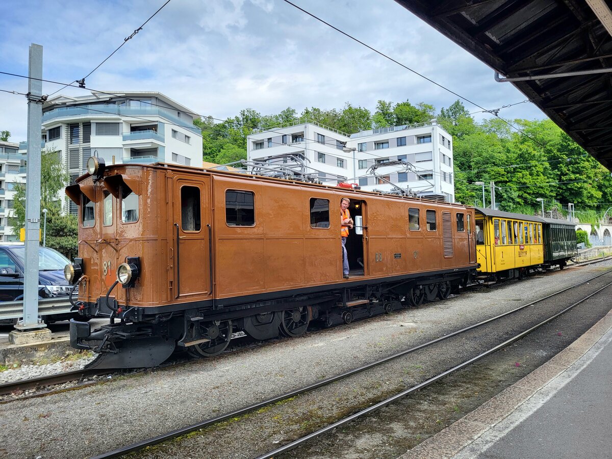 Die RhB Bernina Bahn Ge 4/4 81 der Blonay Chamby Bahn wartet in Vevey mit ihrem Riviera Belle Epoqe Express auf die baldige Abfahrt.
26. Mai 2024