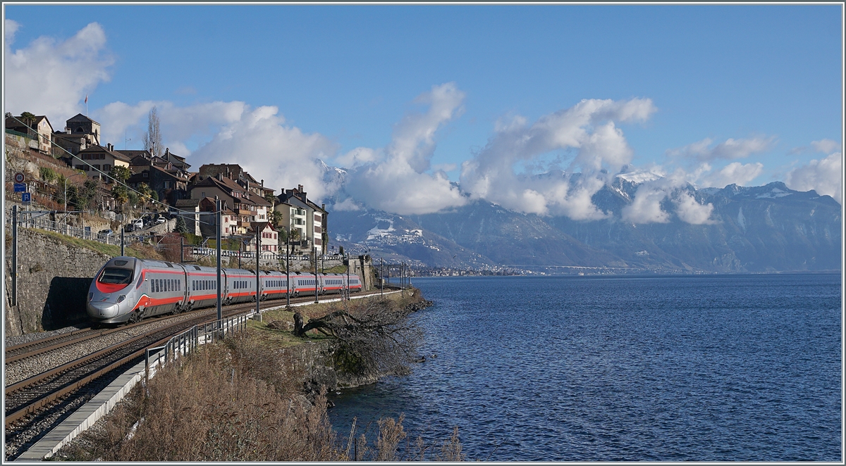 Die Rückleistung des FS Trenitalia ETR 610 012 als EC 39 von Genève nach Milano kurz nach Rivaz am Genfersee. 

10. Januar 2022