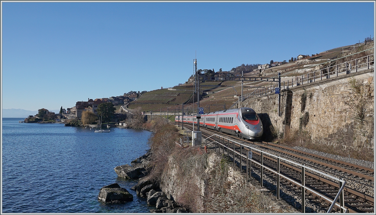 Die Rückleistung des FS Trenitalia ETR 610 012 als EC 39 von Genève nach Milano kurz nach Rivaz am Genfersee. 10. Januar 2022