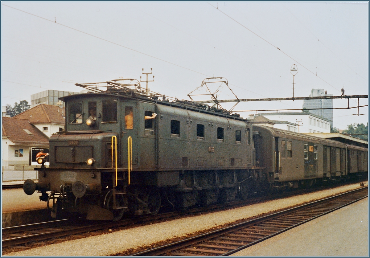 Die SBB Ae 3/6 I 10696 ist mit ihrem Schnellgutzug in Aarau angekommen. Im Hintergrund ist der WSB Bahnhof zu sehen.

Analogbild vom 24. Juli 1984