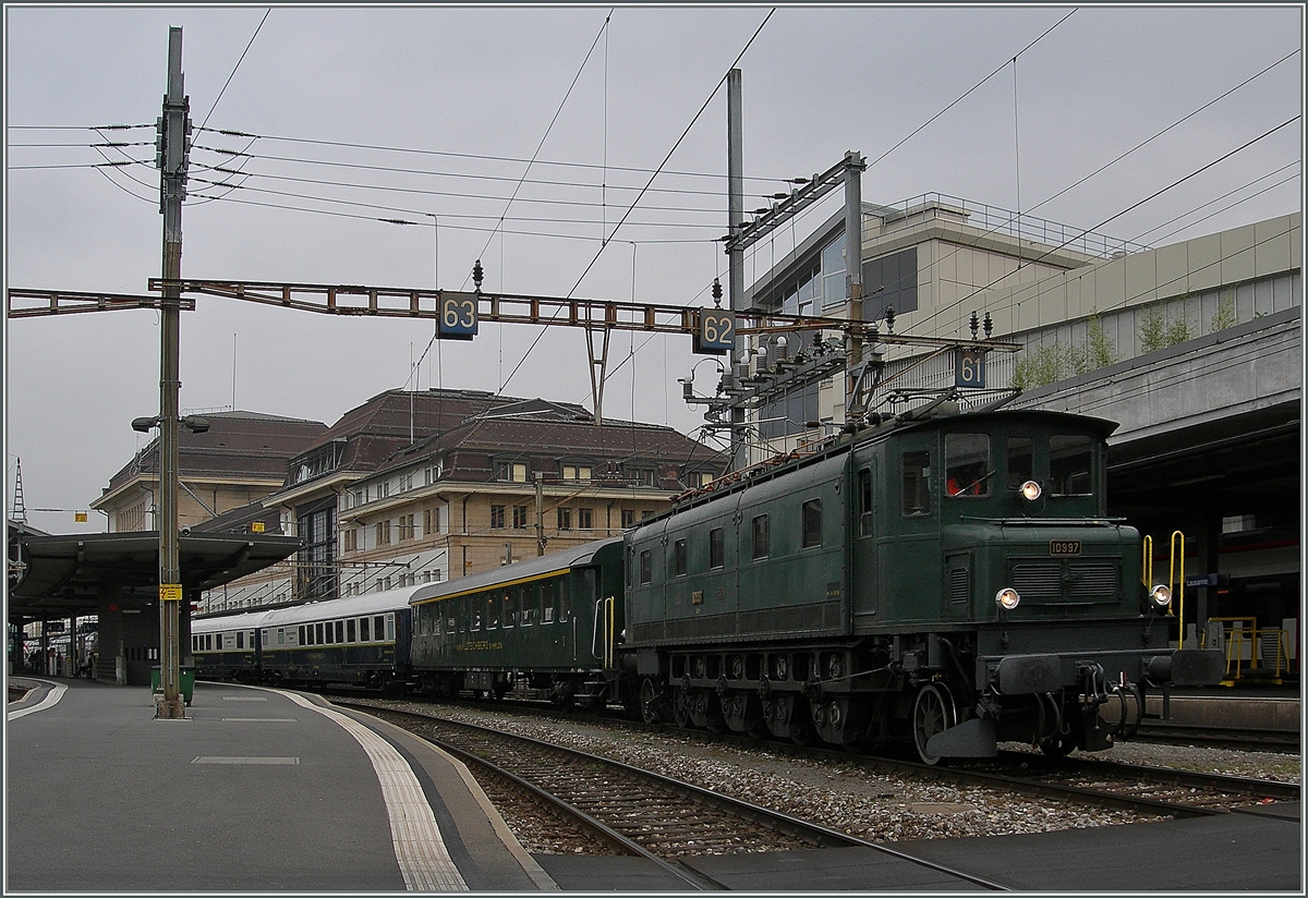 Die SBB Ae 4/7 10997 steht mit einem Extrazug in Lausanne.

1. Mai 2013