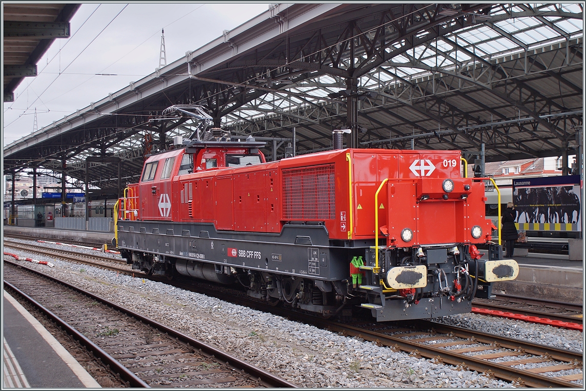 Die SBB Aem 940 019 (Aem 91 85 4 940 019-3 CH-SBBI) ist auf einer Überführungsfahrt und muss in Lausanne auf Gleis 2 einen kurzen Halt bis zur Weiterfahrt einlegen. 

20. Januar 2022