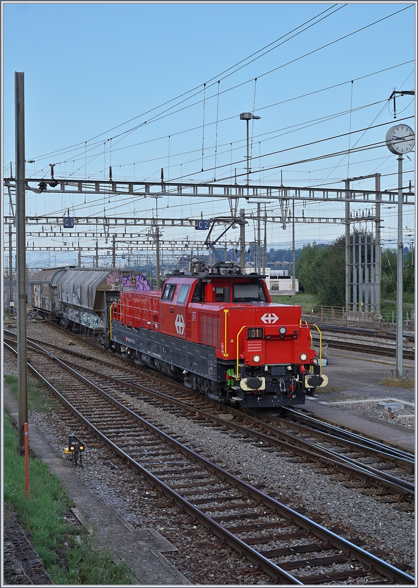Die SBB Aem 940 haben nun auch in Lausanne Triage die Ee 6/6 abgelöst; im Bild die Aem 91 85 4 940 006-0, die erste Serienlok und somit auch mit der digitalen Anzeige welchen Rangierdienst sie ausführt. 

2. Sept. 2020