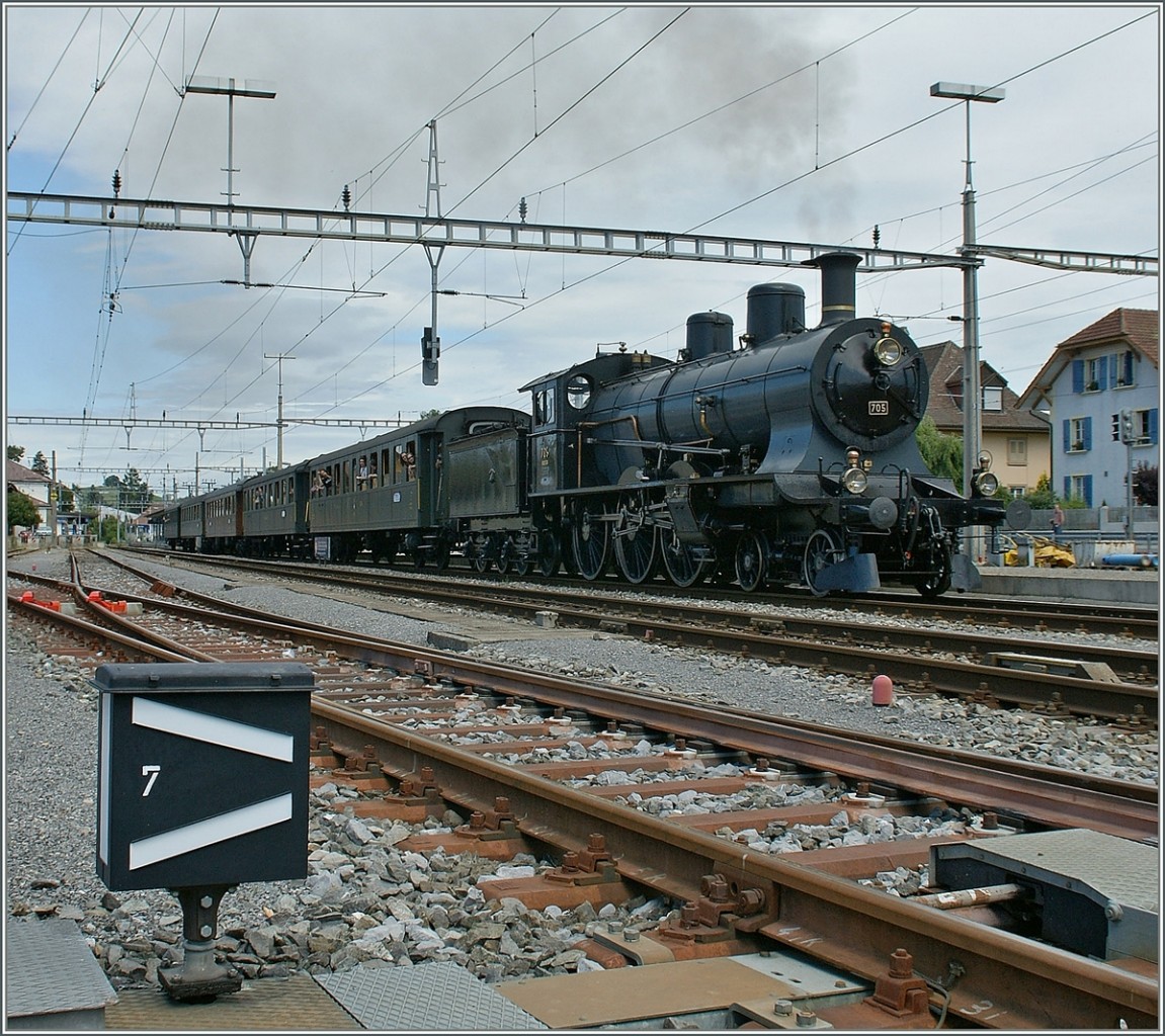 Die SBB (Historic) A 3/5 705 mit einem  Extrazug in Murten.
25. Juni 2011