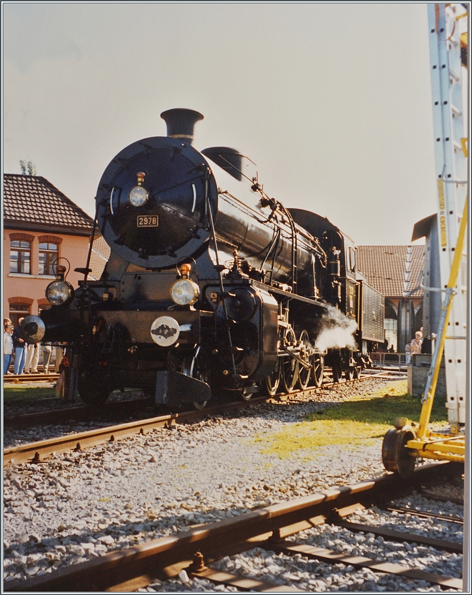 Die SBB Historic C 5/6 2978  Elefant  bei den Feierlichkeiten  150 Jahre Schweizer Bahnen  (1847-1997) in Delémont bei der Drehscheibe. 

Analogbild vom Sommer 1997
