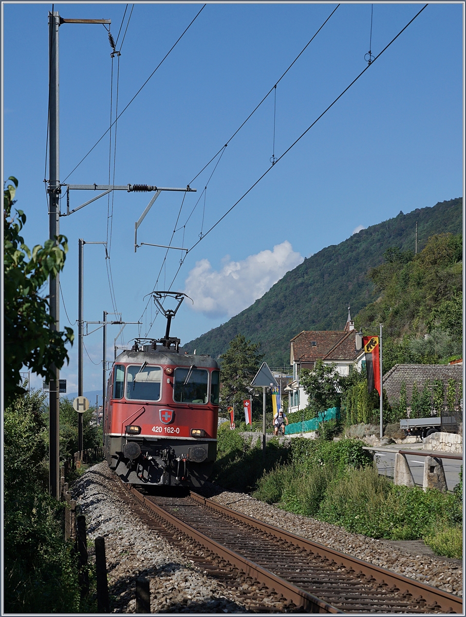 Die SBB Re 420 162-0 und dahinter versteckt eine weitere Re 4/4 II mit einem Güterzug bei Ligerz auf der Fahrt Richtung Biel/Bienne. 


14. August 2019