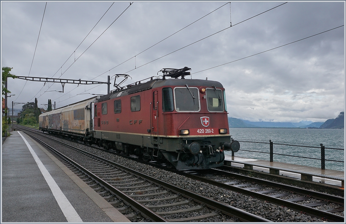 Die SBB Re 420 260-2 mit einem kurzen Güterzug auf der Fahrt in Richtung Lausanne bei St-Saphorin.

11. Mai 2020  