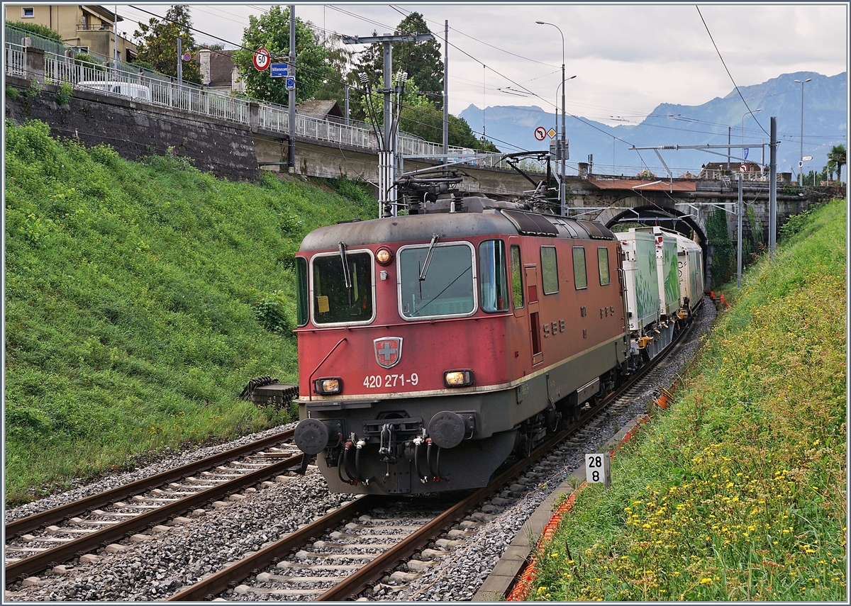 Die SBB Re 420 271-9 mit einem Güterzug Richtung Lausanne in Villeneuve.

19. Aug. 2019