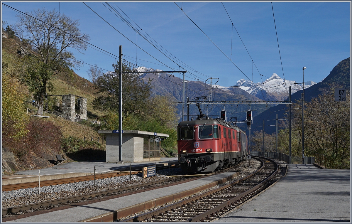 Die SBB Re 420 327-9 und eine Re 6/6 erreichen mit einem Güterzug Richtung Norden den Bahnhof Lalden.
25. Okt. 2017