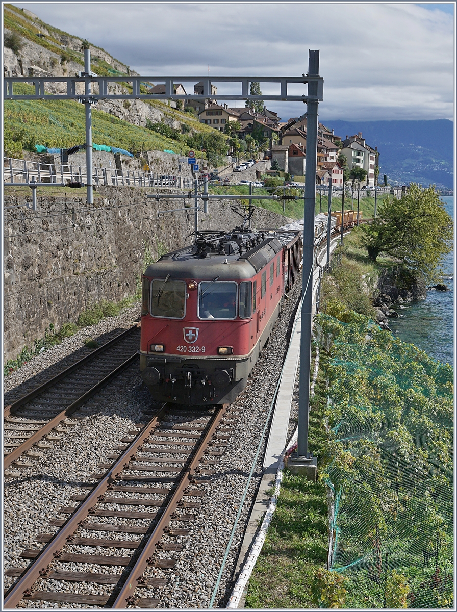 Die SBB Re 420 332-9 mit einem Güterzug bei St-Saphorin auf der Fahrt in Richtung Lausanne.

30. Sept. 2019