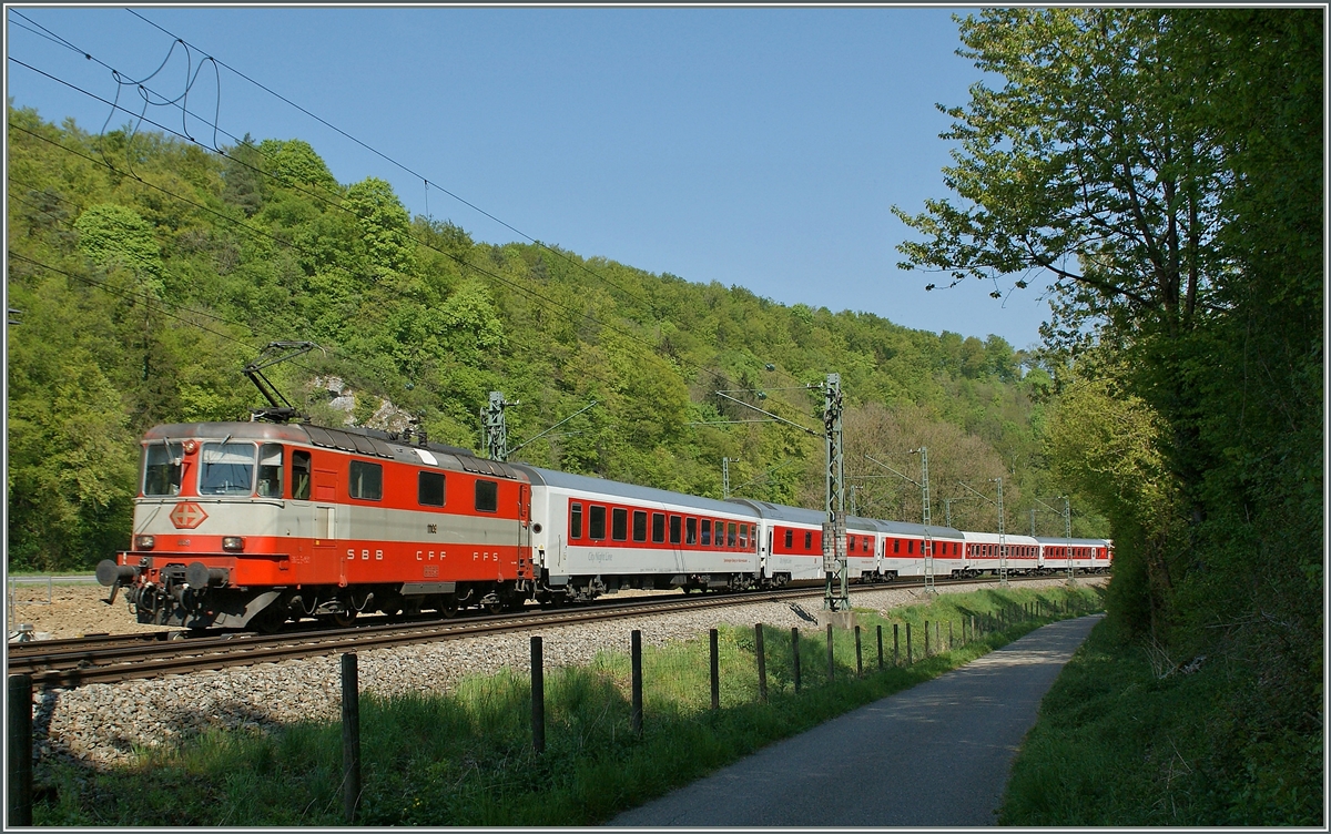 Die SBB Re 4/4 II 11109  Swiss-Express  mit einem umgeleiteten CNL bei Thayngen. 
(Br�ckenumbau Rastatt).
22. April 2011
