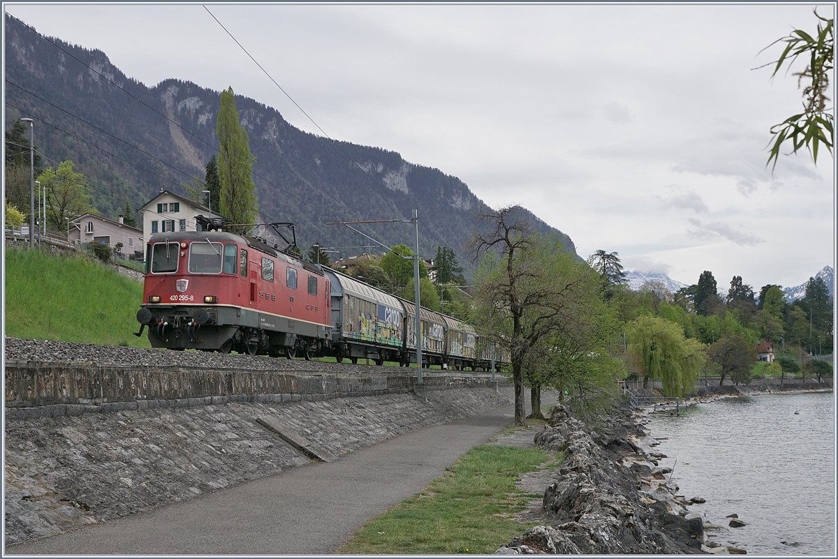 Die SBB Re 4/4 II 11295 fährt bei Villeneuve mit einem Güteruug Richtung Lausanne.

23. April 2019