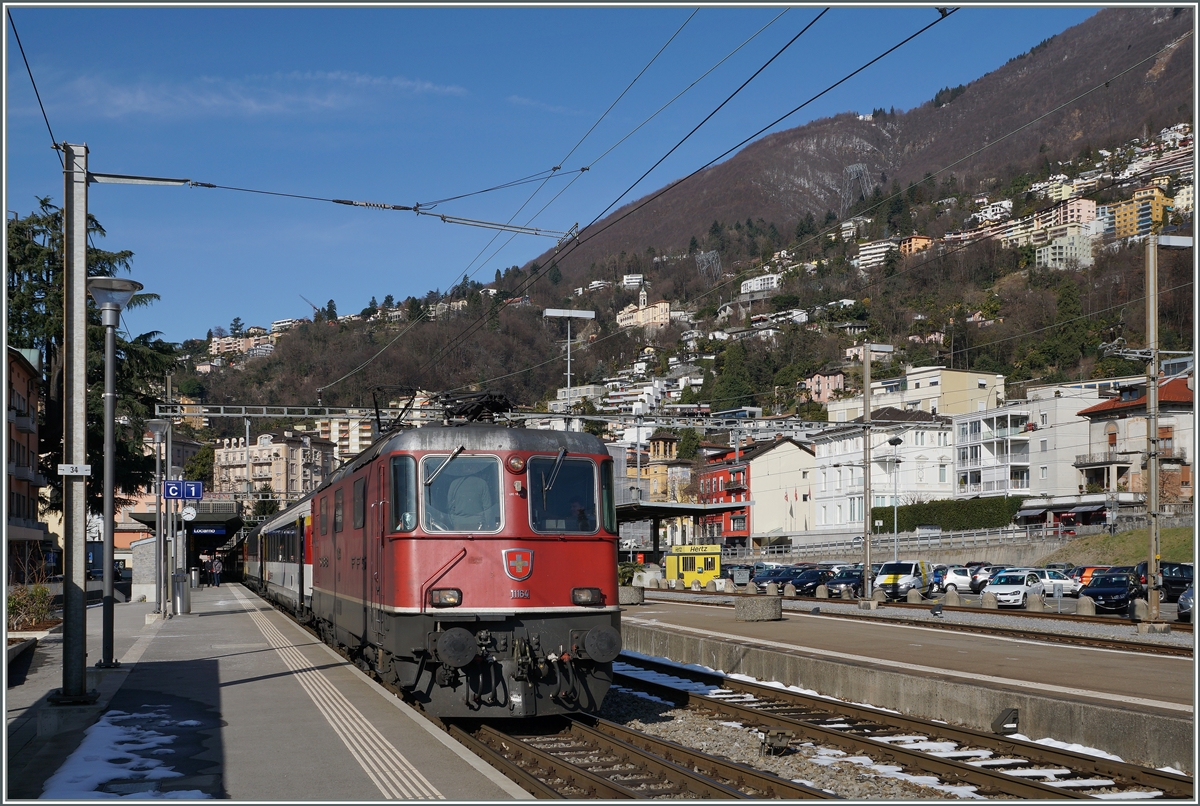 Die SBB Re 4/4 II 11164 wartet mit einem  Gotthard -IR in Locarno auf die Abfahrt Richtung Norden.

11. März 2016
 