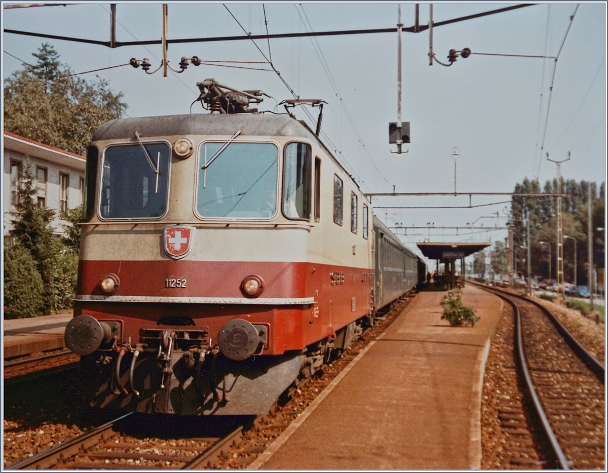 Die SBB Re 4/4 II 11252 mit dem Schnellzug 526 Richtung Lausanne beim Halt in Grenchen Süd. 

8. Okt. 1984