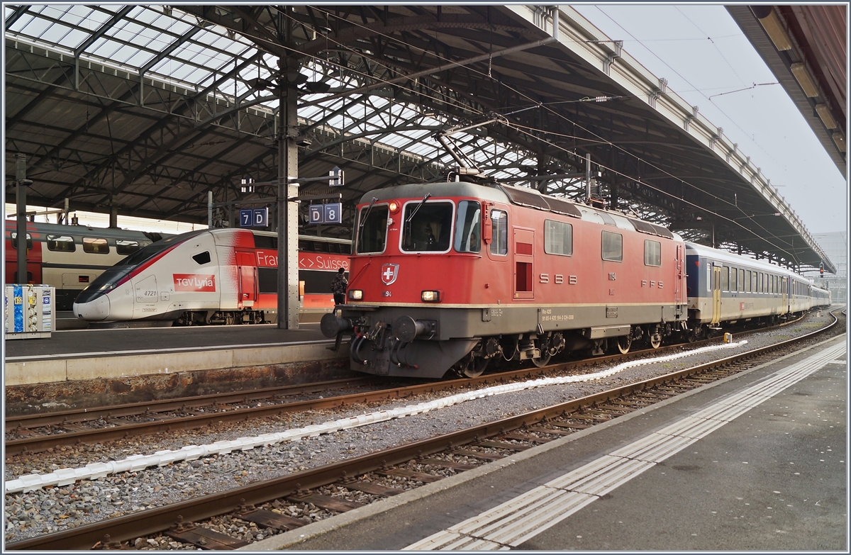 Die SBB Re 4/4 II 11194 und am Zugschluss die Re 4/4 II 11197 sind mit ihrem Dispozug als IR 1710 in Lausanne angekommen. 

25. Januar 2020