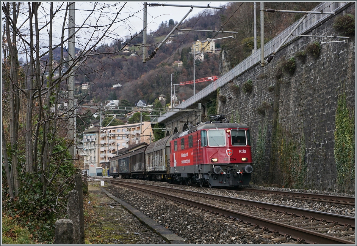 Die SBB Re 4/4 II 11252 (Re 420 252-9) im SwissPass Farbkleid ist bei Veytaux-Chillon mit einem kurzen Güterzug auf dem weg in Richtung Wallis. 

23. Dez. 2020